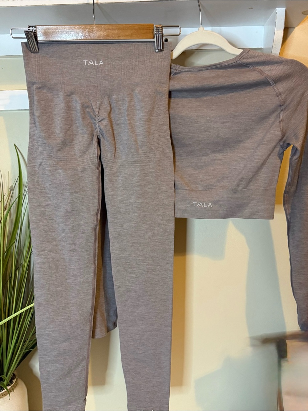 Tala Set Seamless Scrunch Leggings & Long Sleeve Ribbed Taupe Top Size Small EUC